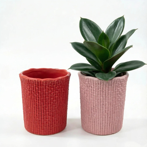 Élégants pots de fleurs en céramique rouge et rose tressés en rotin pour la décoration intérieure et extérieure, la maison, le bureau, l'hôtel - Product Image 1