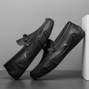 Nouveaux modèles de mocassins décontractés pour hommes en cuir microfibre faits à la main, tendance mode, <span class=keywords><strong>chaussures</strong></span> habillées légères avec semelle extérieure en caoutchouc pour l'été - Product Image 2