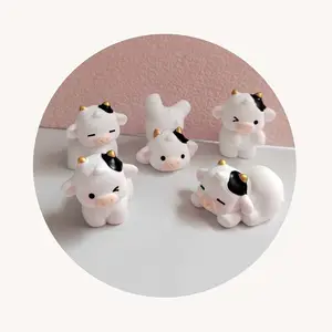 Bulk 100Pcs Mooie Cartoon Miniatuur 3d Koe Dieren Matte Kleur Koe Sprookjesachtige Tuin Beeldjes Voor Slijm Outdoor Decoratie Leverancier