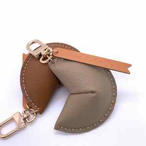 Llavero de piel sintética con diseño de galleta de la fortuna, amuleto de la suerte, accesorio de moda para llaves de coche, ideal para regalos. - Product Image 3