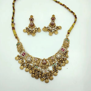 Ensemble de collier choker Kundan en argent massif traditionnel avec pierres multicolores, perles en forme de pièces de monnaie et boucles d'oreilles assorties - Product Image 2