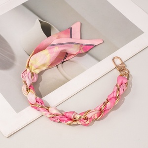 Sac foulard en soie imprimé <span class=keywords><strong>personnalisé</strong></span> <span class=keywords><strong>chaîne</strong></span> <span class=keywords><strong>de</strong></span> <span class=keywords><strong>téléphone</strong></span> décorative résistante aux chutes accessoires <span class=keywords><strong>de</strong></span> sac à <span class=keywords><strong>chaîne</strong></span> en or et argent étui <span class=keywords><strong>de</strong></span> <span class=keywords><strong>téléphone</strong></span> portefeuille - Product Image 1