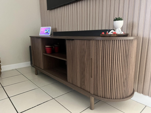 Mueble para TV Curvo de Estilo Moderno de Mediados de Siglo, Consola Multimedia de Madera con Almacenamiento Abierto y Puertas Corredizas para Sala de Estar, Apartamento u Oficina - Product Image 6