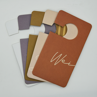 Diffuseur de parfum de voiture suspendu Parfum d'huile essentielle Papier rafraîchissant Parfum d'air Parfums de voiture personnalisés Désodorisant Parfum de voiture