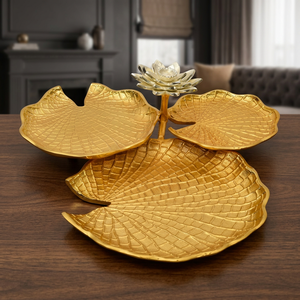 Plateau décoratif en métal doré en forme de lotus, plateau de service inspiré des feuilles, plateau irrégulier plaqué pour la décoration de table de fête ou de mariage - Product Image 3