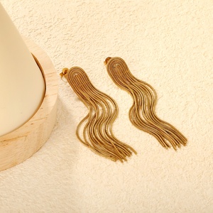 Pendientes Largos Impermeables con Flecos y Borlas, de Acero Inoxidable con PVD de Oro de 18K, Diseño de Cadena en Cascada, Venta al por Mayor - Product Image 2