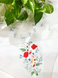 Nappe carrée en coton blanc faite à la main avec ourlet festonné et fleurs colorées brodées, lavable, pour la maison/l'hôtel/le restaurant - Product Image 5