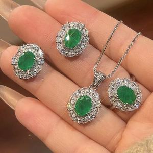 Parure de bijoux de luxe pour mariage avec pierres vertes, comprenant un collier pendentif halo en zircon cubique, des boucles d'oreilles clous et une bague, idéale pour les fiançailles et les fêtes. - Product Image 2