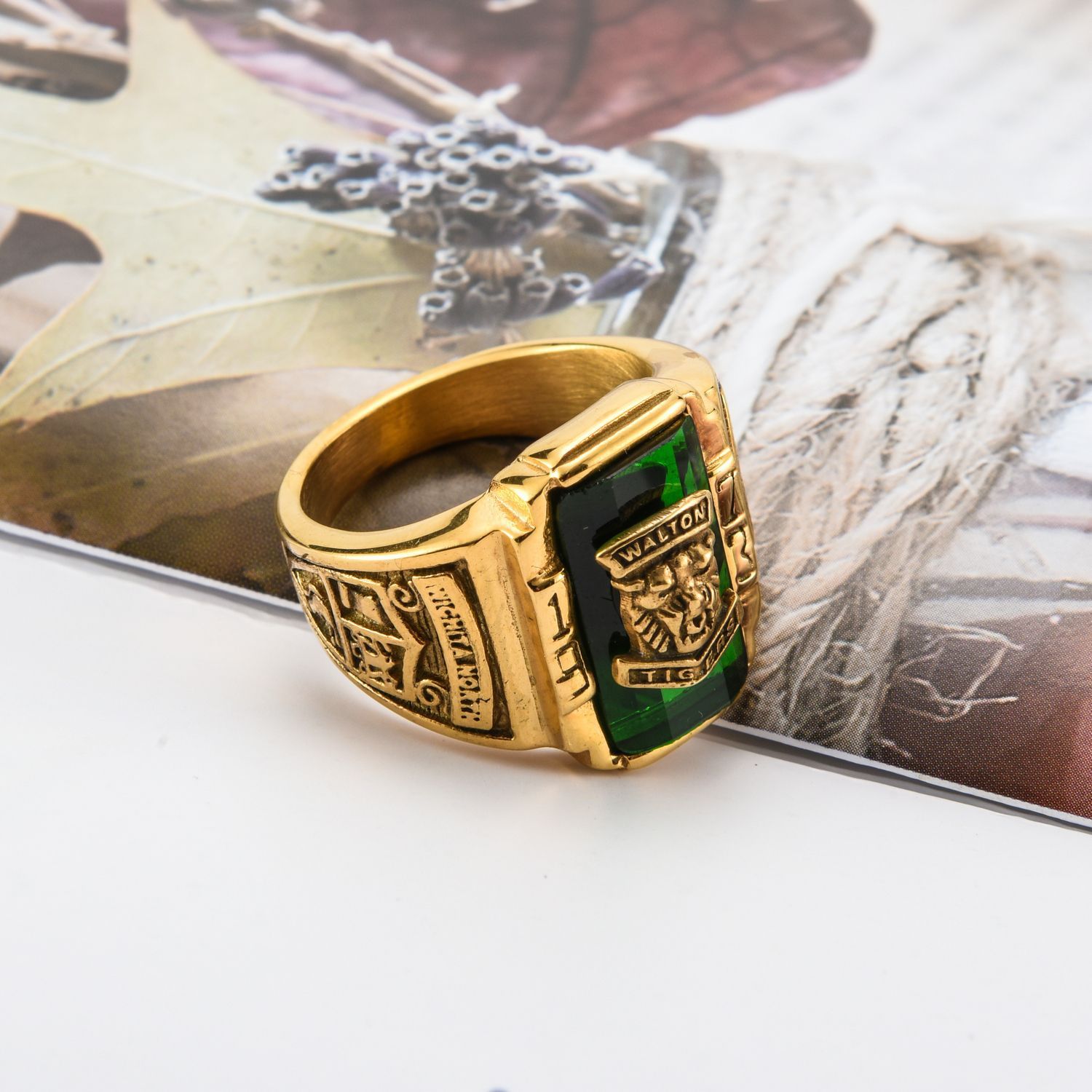 GUESS Anello sigillo testa di leone da uomo in acciaio inox, oro, Acciaio inossidabile