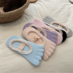 Chaussettes de Pilates personnalisées à 5 doigts antidérapantes pour femme, respirantes, longueur cheville, couleur unie, avec grip antidérapant - Product Image 2