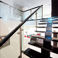 Balustrade d'escalier intérieure en verre avec poteaux en acier inoxydable et main courante en bois