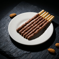 Pasokan Pabrik Biskuit Stik Cokelat Almond Berlapis Renyah dengan Lapisan Luar Taburan Kacang, Rasa Kustom dalam Kemasan Kotak, Camilan Santai