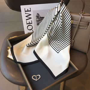 وشاح حريري فاخر للنساء المسلمات بطباعة رقمية نوردية مخطط بسيط 70 مربع منديل مربع من الساتان - Product Image 3