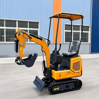 Mini-excavatrice compacte et peu encombrante avec une carrosserie fine, qui se déplace librement dans les chemins étroits des fermes et les allées des serres