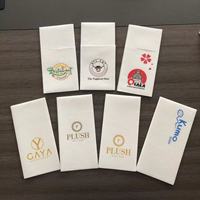Serviette blanche Airlaid Logo imprimé avec poche à couverts Serviettes de table pour hôtel de fête de mariage 40*40cm 43*43cm
