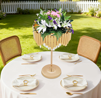 Support floral moderne en métal doré avec pendentifs en acrylique pour décoration de mariage, centres de table et présentoir floral pour table de réception