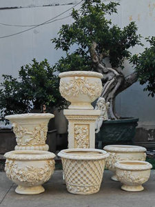Vaso da Fiori Vintage Minimalista per Balcone, Decorazione da Esterno per Cortile, Grande Vaso a Piedistallo, Scultura Ornamentale per Matrimoni - Product Image 2