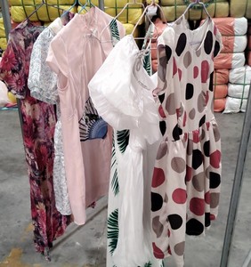 Surtido de vestidos de mujer Ropa mixta barata Stock Lote de ropa usada de confianza Proveedor - Product Image 3