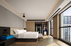 Ensemble de chambre d'hôtel moderne, lit king size, design contemporain, meubles en bois avec housse de lit en coton, utilisation commerciale durable - Product Image 4
