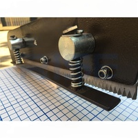 Machine de découpe textile manuelle commerciale pour la fabrication de cartes d'échantillons de tissu Outil d'ourlet en cuir avec système de lame tranchante
