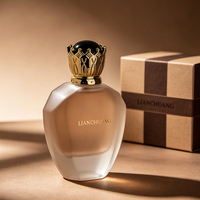 Flacon de parfum vide en ambre champagne à facettes multiples, avec capuchon doré en forme de couronne, dessus en dôme noir, logo personnalisé et boîte cadeau en tissu marron