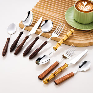 Ensemble de couverts en acier inoxydable 304 avec manche en bois moderne, lavable au lave-vaisselle, poli miroir - Cuillères, fourchettes, couteau à steak, fourchette pour la restauration - Product Image 1