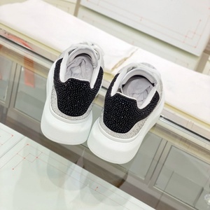 Chaussures décontractées de marche haut de gamme de créateur, Alexander McQueen originales, avec perles et cristaux, logo personnalisé MQ, maille blanche, tendance mode, plates - Product Image 2