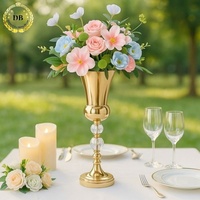 Élégante table de présentation haute en fer avec fleurs artificielles pour mariages, événements et centres de table d'hôtel