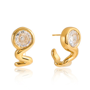 Pendientes de botón en tono dorado con circonita, diseño geométrico de onda, engaste en bisel, para uso diario - Product Image 5