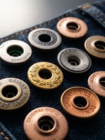 Kancing Jeans Logam 18mm dengan Logo Custom, Ukiran Huruf Kursif & Embos Huruf untuk Jaket Denim Desainer
