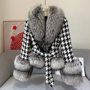 Cappotto in lana da donna con collo e polsini in pelliccia di volpe enorme - Product Image 3