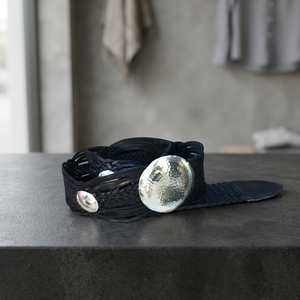 Ceinture en cuir véritable tressée avec conchos argentés, style classique, unisexe, design tissé noir - Product Image 2