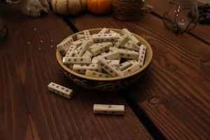 ลูกเต๋าเขาควายแบบพรีเมี่ยมพร้อมพื้นผิวธรรมชาติงานฝีมือทนทานการออกแบบที่สมดุลสำหรับการใช้ตกแต่งเกมคลาสสิก - Product Image 5