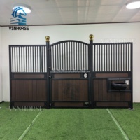 Gamelle à chevaux en aluminium avec structure pivotante rotative conçue pour l'alimentation en box d'écurie