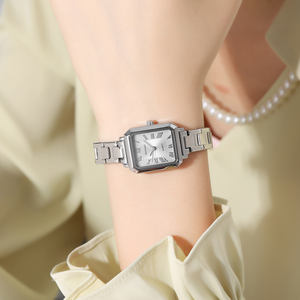 นาฬิกาควอตซ์ผู้หญิง ดีไซน์หรูหรา สีทอง เงิน ดำ สายสแตนเลสสตีลน้ำหนักเบา สำหรับกิจกรรมกลางแจ้ง  รับผลิตแบบ OEM - Product Image 3