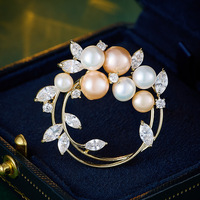 Broche populaire en laiton, broche fleur dorée, broche en cristal pour femme, vente en gros de Chine en vrac