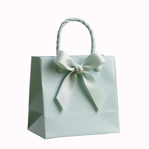 Sacs de shopping en papier personnalisés de luxe avec logo |   Emballage en papier d'art de qualité supérieure pour les cosmétiques et les vêtements |   Sacs cadeaux avec estampage doré - Product Image 1