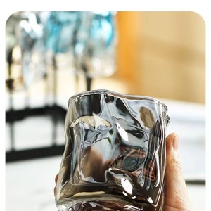 Petits verres à vin personnalisés pour la verrerie, verres à whisky torsadés pour les réunions de famille - Product Image 3