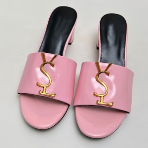 Vente en gros de tongs de créateurs en cuir verni de haute qualité pour femmes, tendance estivale, luxe, marque célèbre, pantoufles pour femmes - Product Image 3