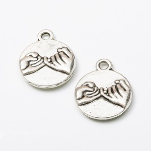 Amuleto de disco redondo Pinky Promise Hands de aleación de zinc en tono plata antigua y oro para regalo de recuerdo del Día de la Amistad - Product Image 3