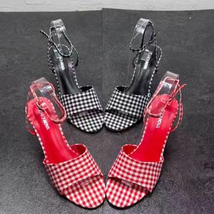 Plataformas con Tiras y Hebilla, Diseño de Punta Abierta, Tacones Altos a Rayas y Cuadros Rojos y Negros, Cómodas, Transpirables, Estilo A-Line, Tendencia de Moda - Product Image 1