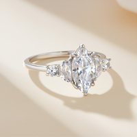 Vente en gros d'usine : bagues en argent sterling 925 serties de diamants Moissanite, acceptant les logos et les designs personnalisés