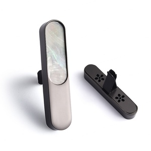 Difusor de Perfume para Auto de Lujo, Clip Aromático para Ventilación, Mini Ambientador de Esmalte Suave - Product Image 5