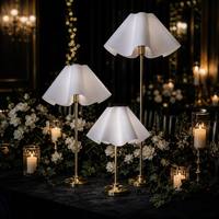 Lampe de table tactile rechargeable avec abat-jour blanc à volants et base dorée, lumière LED sans fil pour décoration de mariage, centre de table pour événements et fêtes