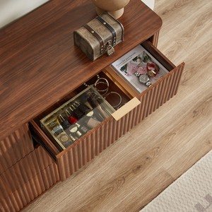 Commode moderne à 6 tiroirs en bois massif avec design ondulé incurvé, meuble TV de 55 pouces de large pour chambre, salon et couloir - Chêne - Product Image 4