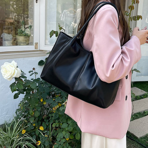 กระเป๋าโท้ทความจุขนาดใหญ่ สีพื้น ตัวล็อคแม่เหล็ก กระเป๋าสะพายสำหรับเดินทางทุกวัน ฤดูใบไม้ผลิ 2023 สีขาวนวลและสีดำ - Product Image 3