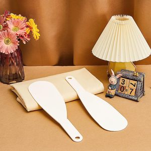 Outil de repliage de draps blanc The Bed Tucker pour draps plats, draps-housses, couvertures et housses de canapé - Product Image 5