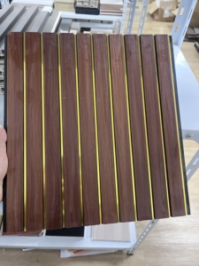 Panneaux de <span class=keywords><strong>plafond</strong></span> et de mur en PVC à grain de bois à bas <span class=keywords><strong>prix</strong></span> populaires en Chine - Product Image 3