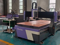 Routeur CNC industriel 1325 à changement d'outil automatique Mach3 à entraînement par engrenages haute précision pour l'agencement de panneaux de bois et la gravure de meubles