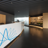 Comptoir d'accueil haut de gamme en Corian blanc pur, design moderne et personnalisé, avec plusieurs sièges pour hall d'hôtel et hôpital
